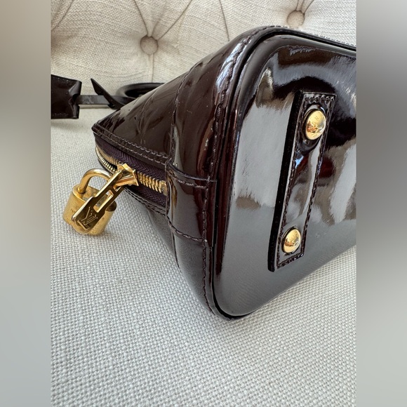 LOUIS VUITTON Alma BB Vernis Amarante Patent Leather Satchel w Strap EUC - Picture 7 of 16